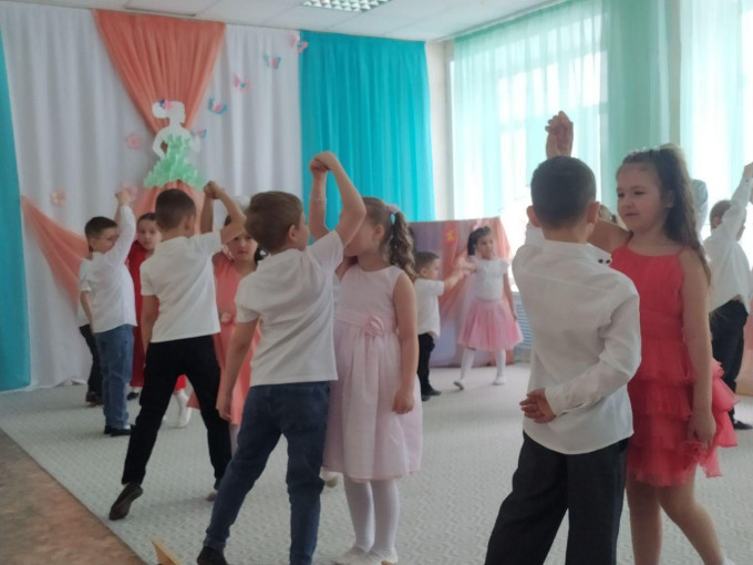 Поздравления от подготовительной группы "Малышарики" Поздравления от подготовительной группы "Малышарики".