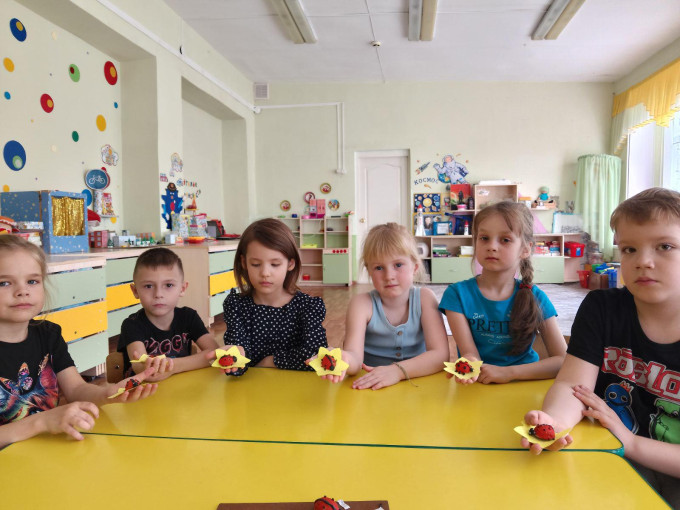 Занятие по созданию "Божьей коровки" 🐞 Занятие по созданию "Божьей коровки" 🐞.